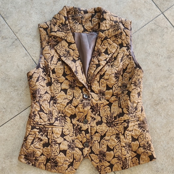 Jackets & Blazers - NWOT..Floral Textured Sleeveless Vest - Brown & Tan